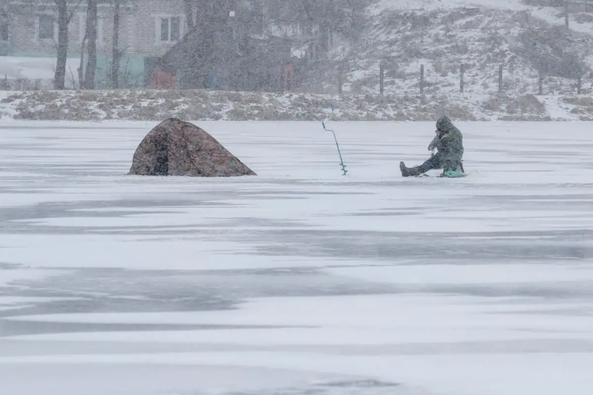 Photo of a fisherman on the Ice in Winter